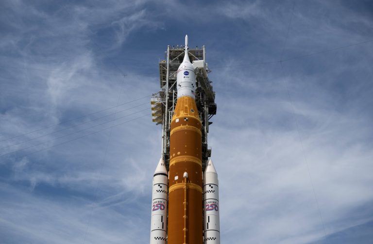 Artemis II: O Nouă Erouă în Explorarea Cosmică - Detalii și Implicații ale Primei Misiuni cu Echipaj Uman către Lună după 50 de Ani