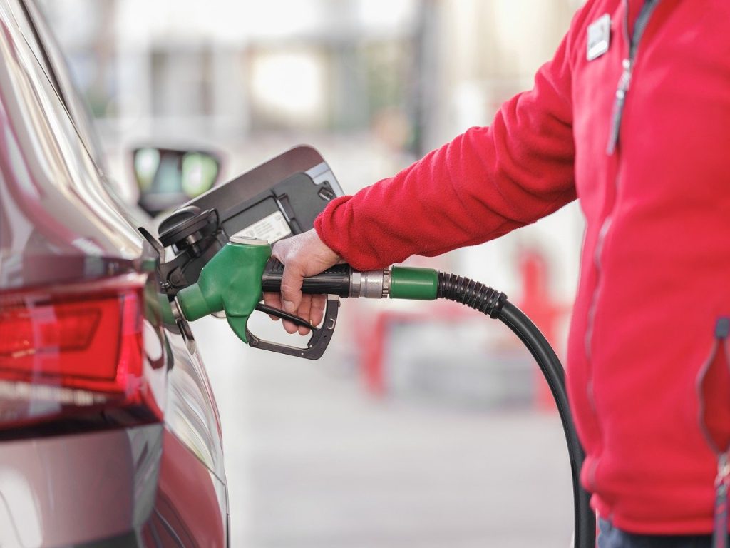 Prețul carburanților în România: Analiză detaliată asupra fluctuațiilor din aprilie 2023