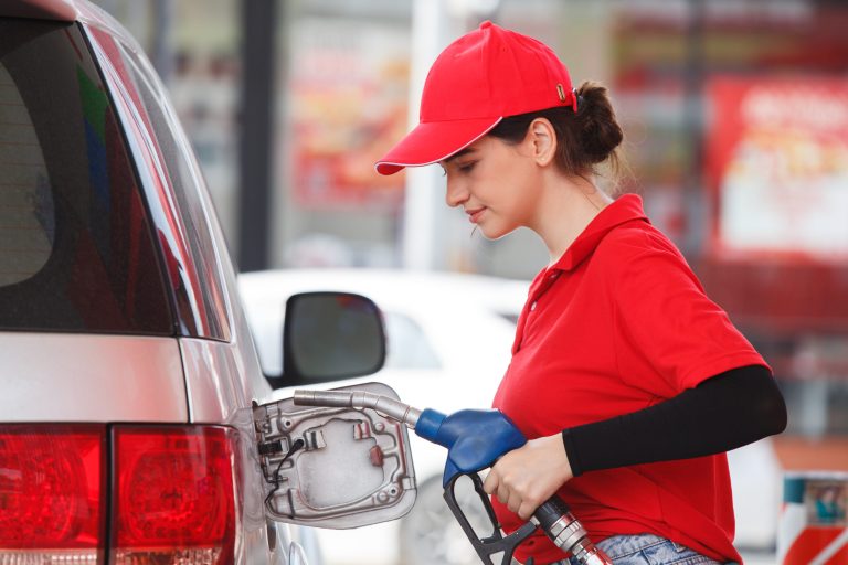 Scăderi și Creșteri în Piața Carburanților: Analiza Prețurilor Benzinei și Motorinei în România