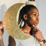 Astrologia ca Bijuterie Personală: Cum Gen Z Transformă Simbolurile Zodiacale în Identitate și Stil