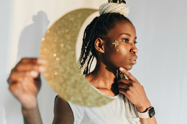 Astrologia ca Bijuterie Personală: Cum Gen Z Transformă Simbolurile Zodiacale în Identitate și Stil