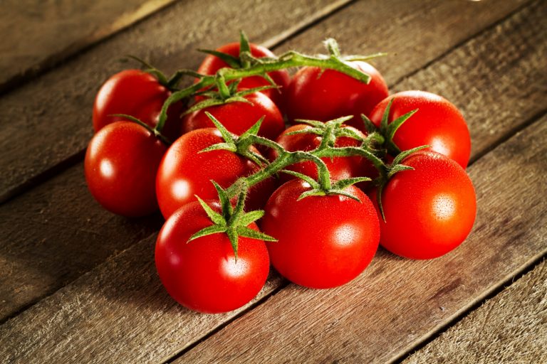 Efectele crizei economice asupra prețului roșiilor și alimentației de Paște în 2026