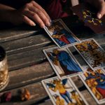 Magicianul Inversat: O Privire Detaliată asupra Schimbărilor și Iluziilor din Viața Noastră