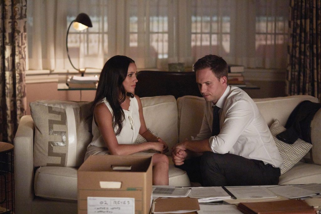 Patrick J. Adams și Meghan Markle: O Glumă Care Dezvăluie Relațiile din Spatele Camerei