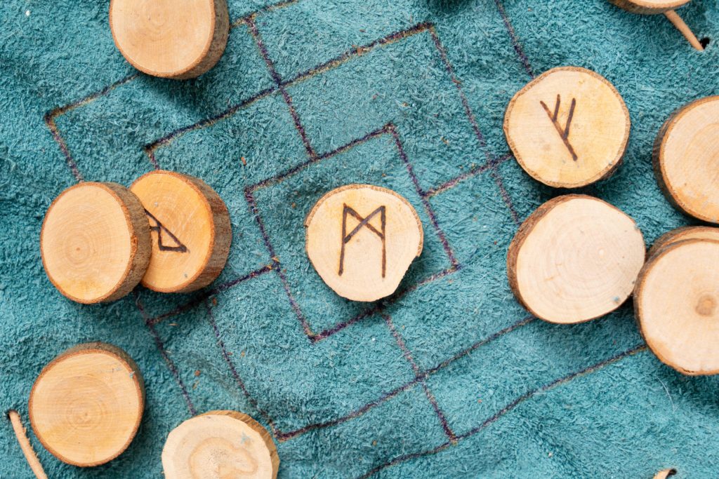 Tensiuni și Provocări în Horoscopul Runei pentru 8 Aprilie 2026: Algiz Inversat și Impactul său asupra Fiecărei Zodii