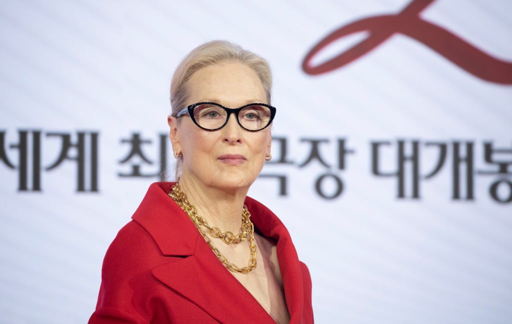 Meryl Streep și Critica Vestimentară: O Analiză a Imaginilor și Mesajelor Transmise de Melania Trump