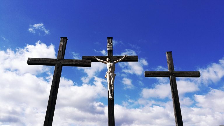 Vinerea Mare: Tradiții, Obiceiuri și Semnificația Profundă a Unei Zile de Doliu Spiritual