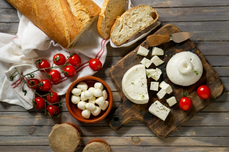 Prețurile Brânzeturilor de Paște: O Analiză Detaliată a Costurilor pentru Telemeaua de Oaie și Alte Delicii în Piața Obor