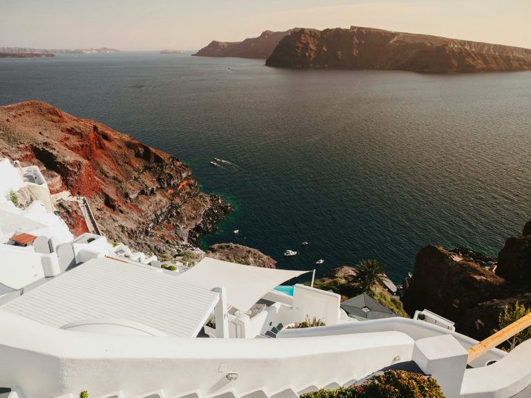 Plaja Roșie din Santorini: O Destinație Irezistibilă pentru Vara Aceasta