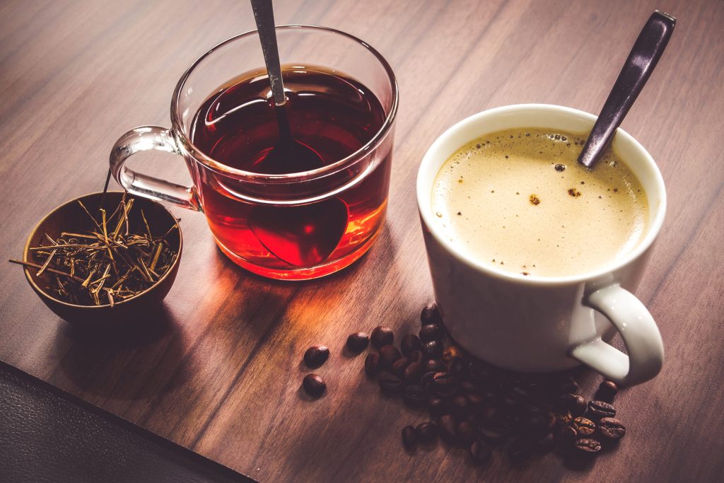 Ceai sau Cafea? O Analiză Profundă a Preferințelor Matinale și Impactul asupra Creierului