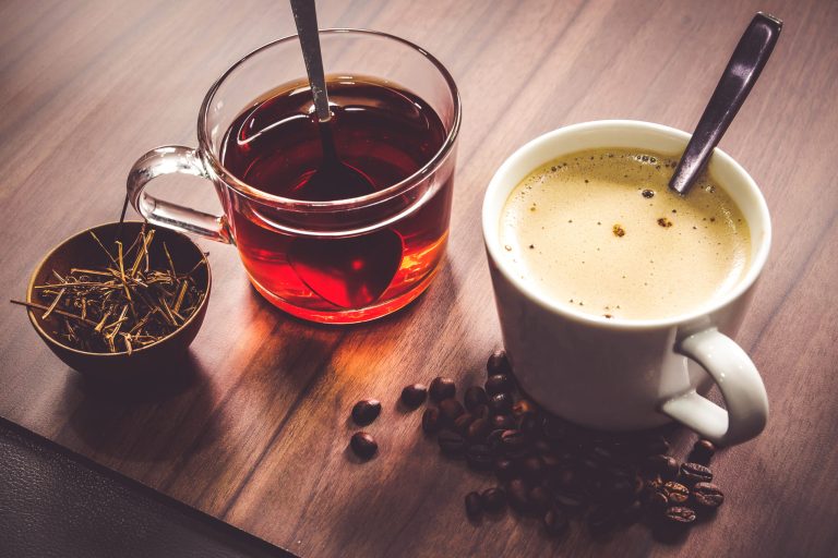 Ceai sau Cafea? O Analiză Profundă a Preferințelor Matinale și Impactul asupra Creierului