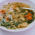 Supa de pui cu turmeric și lămâie: O călătorie culinară pe Malul Mediteranei
