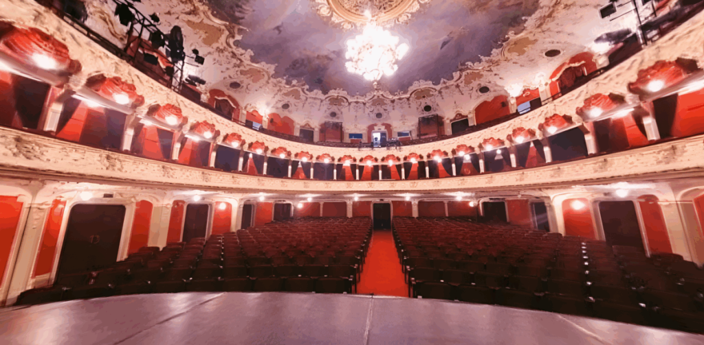 Accident pe scenă la Teatrul Național Iași: O analiză a incidentului și implicațiile sale pentru teatrul românesc