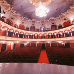 Accident pe scenă la Teatrul Național Iași: O analiză a incidentului și implicațiile sale pentru teatrul românesc