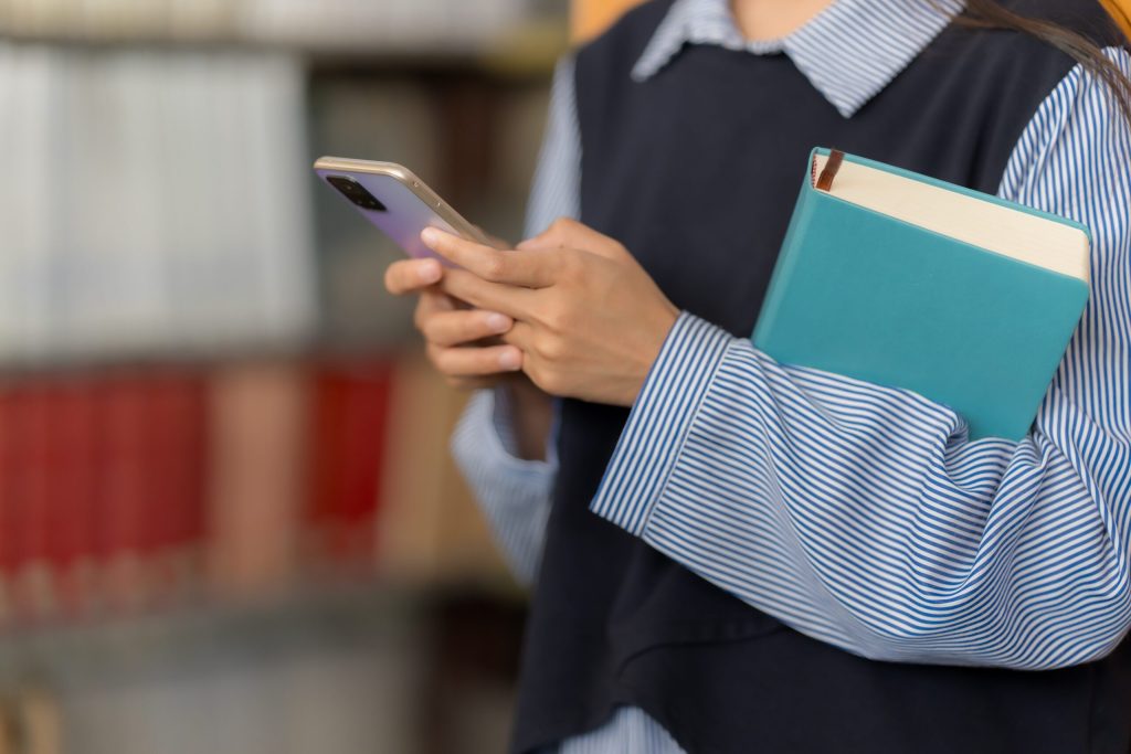 Interdicția telefoanelor mobile în școlile din Anglia: O analiză a impactului și implicațiilor