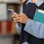 Interdicția telefoanelor mobile în școlile din Anglia: O analiză a impactului și implicațiilor