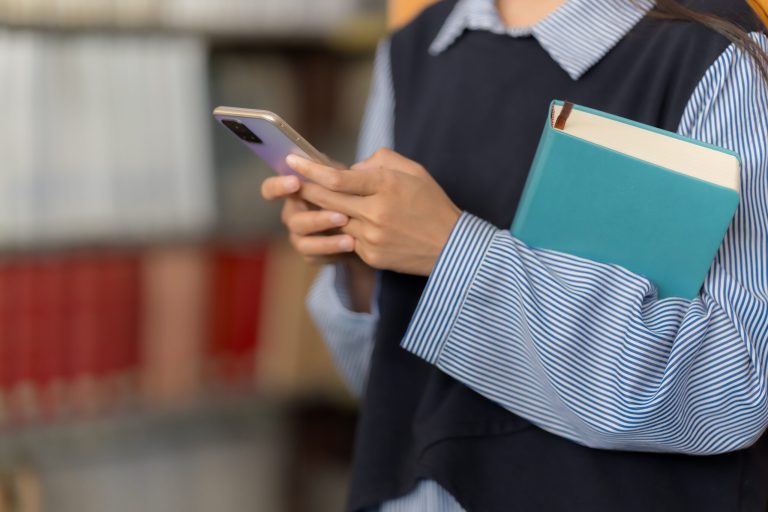 Interdicția telefoanelor mobile în școlile din Anglia: O analiză a impactului și implicațiilor