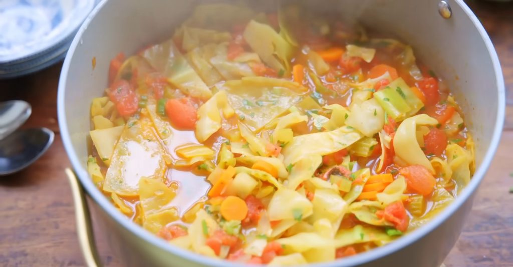 Supa detox vegană de varză cu ghimbir: O călătorie culinară inspirată din Mediterană