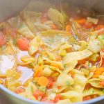 Supa detox vegană de varză cu ghimbir: O călătorie culinară inspirată din Mediterană