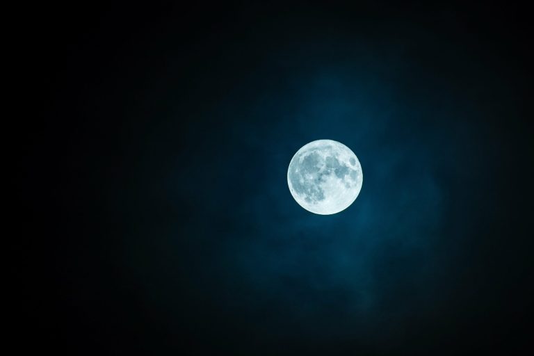 Mai 2026: O Lună Plină Dublă și Fenomene Astronomice Răsunătoare
