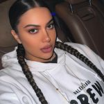 Betty Salam și Legătura cu Fiul Său: O Privire Asupra Vieții Personale și Criticii Publice