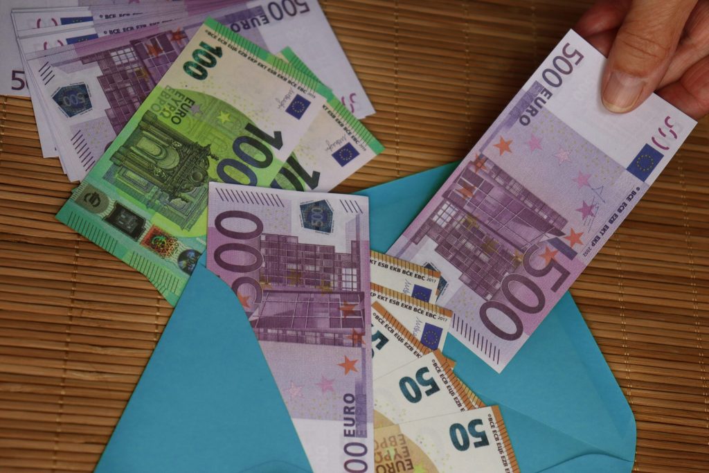 Când integritatea contează: Povestea emoționantă a unei menajere din Stuttgart care a refuzat să fure 4.000 de euro