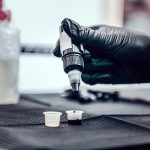 Ghid complet pentru alegerea salonului și artistului potrivit pentru tatuaje și piercinguri