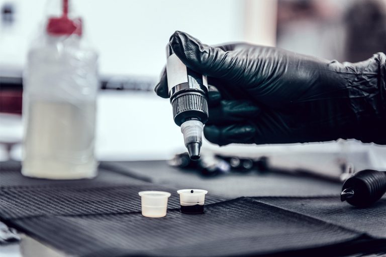 Ghid complet pentru alegerea salonului și artistului potrivit pentru tatuaje și piercinguri