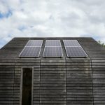 Lemnul care Genera Curent și Noaptea: O Revoluție în Stocarea Energiei Solare