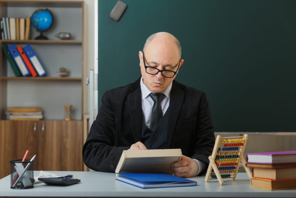 Salariile directorilor de școală în România: O analiză a provocărilor și inechităților din sistemul educațional