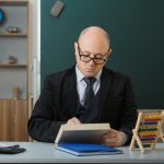 Salariile directorilor de școală în România: O analiză a provocărilor și inechităților din sistemul educațional