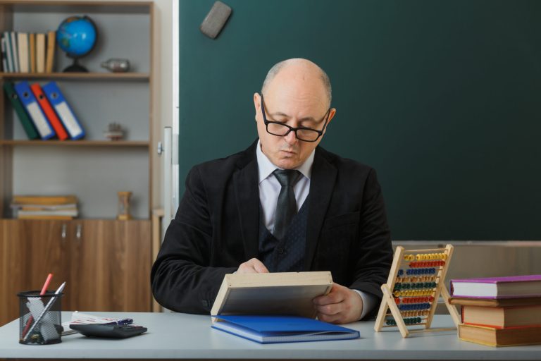 Salariile directorilor de școală în România: O analiză a provocărilor și inechităților din sistemul educațional
