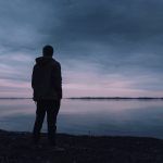 Singurătatea Aleasă: O Analiză Psihologică a Persoanelor Care Preferă Solitudinea