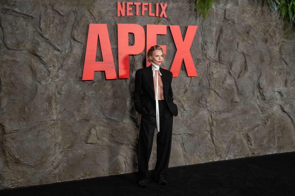 Apex: Thrillerul Netflix cu Charlize Theron și Taron Egerton care promite o aventură intensă în sălbăticia australiană