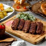 Prețurile Mâncării Românești: Analiza Costului unei Porții de Mici la Restaurantul lui Constantin Enceanu