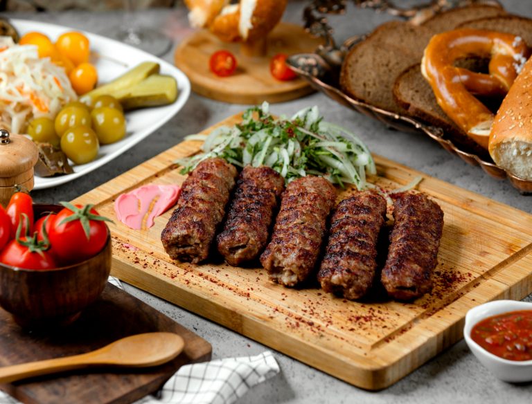 Prețurile Mâncării Românești: Analiza Costului unei Porții de Mici la Restaurantul lui Constantin Enceanu