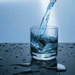 Hidratarea corectă: Câtă apă trebuie să bem zilnic și care sunt alimentele esențiale pentru o viață sănătoasă