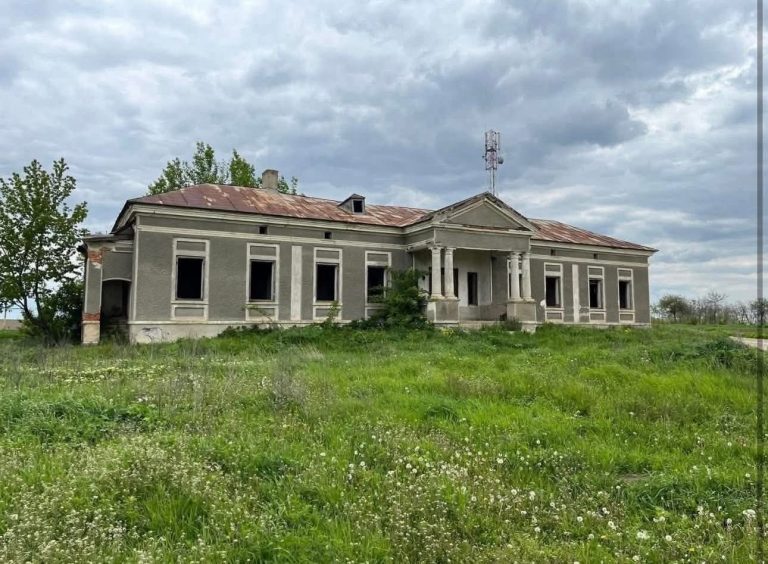 Conacul din Neamț: O oportunitate unică la un preț accesibil și provocările sale