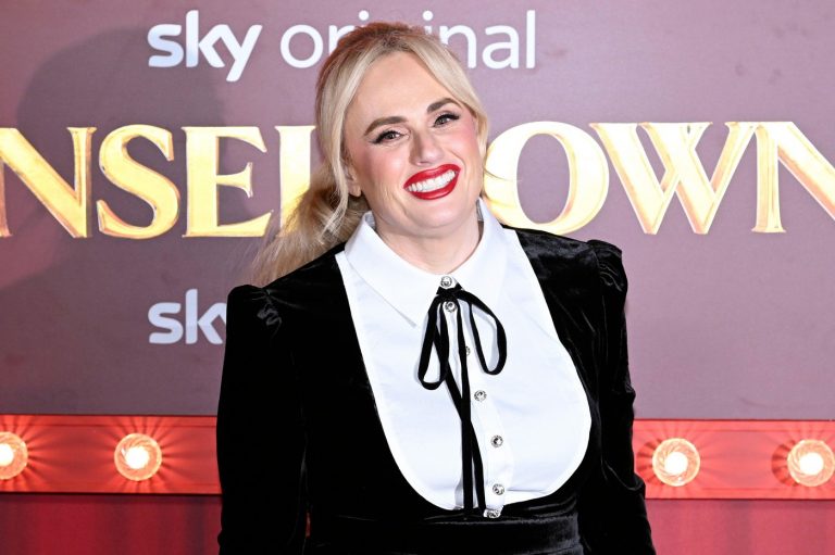 Rebel Wilson în mijlocul unei furtuni legale: Scandalul de hărțuire și defăimare care zguduie industria filmului