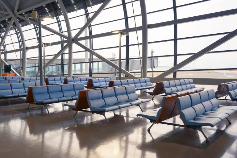 Criza combustibilului amenință aeroporturile regionale din Europa: Implicații și perspective