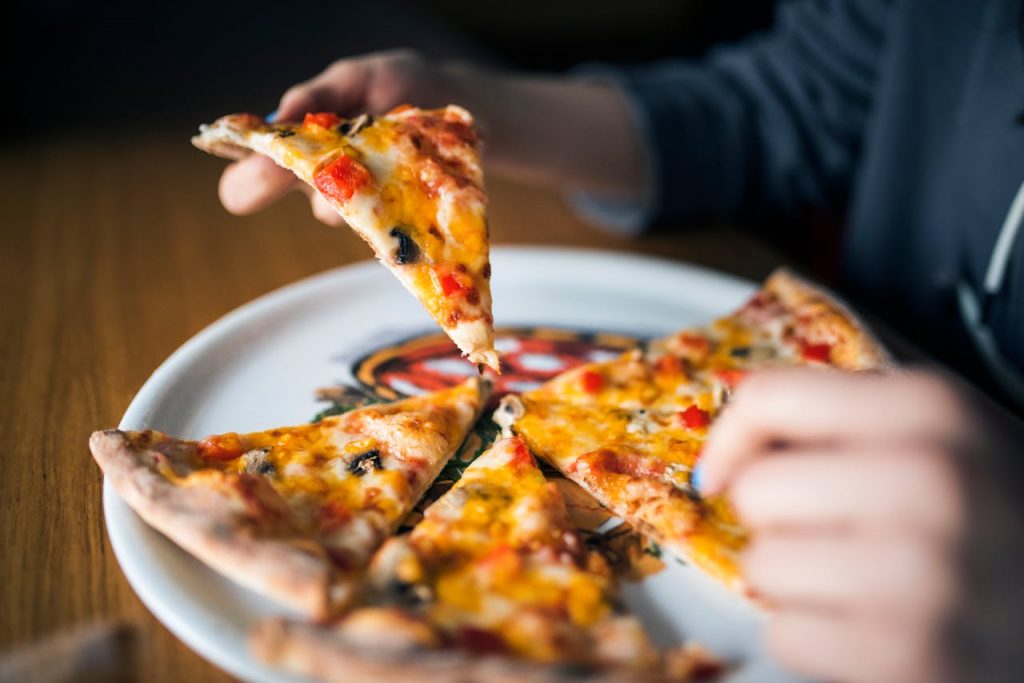 Prețuri uluitoare în București: Analiza fenomenului pizza de 350 de lei și implicațiile acestuia