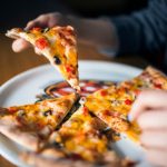 Prețuri uluitoare în București: Analiza fenomenului pizza de 350 de lei și implicațiile acestuia