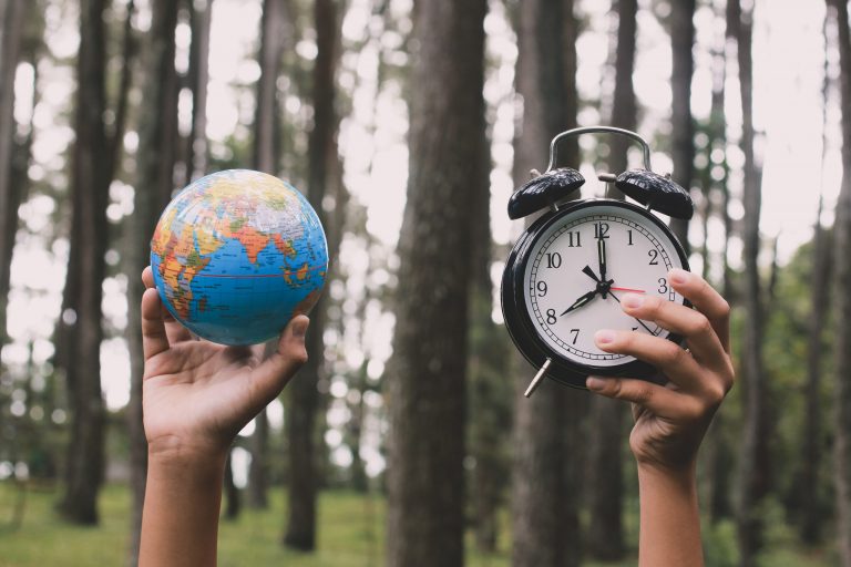 Când va avea ziua 25 de ore? O explorare profundă a încetinirii rotației Pământului