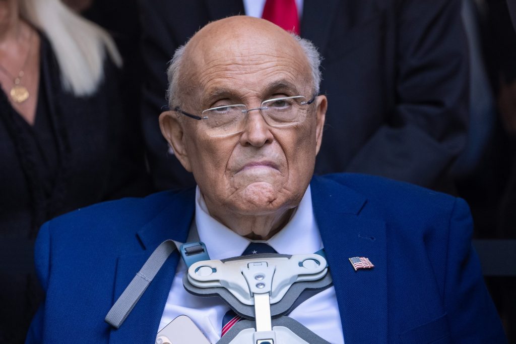Rudy Giuliani: O Legendă Controversată în Stare Critică — O Privire Asupra Vieții și Carierii Sale