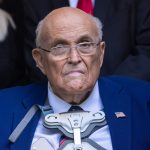 Rudy Giuliani: O Legendă Controversată în Stare Critică — O Privire Asupra Vieții și Carierii Sale
