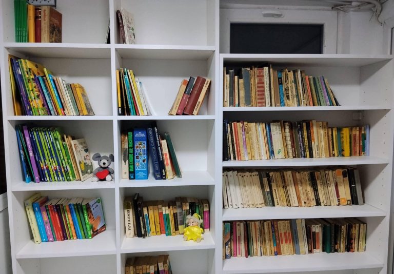 Biblioteca de Scară: O Inițiativă Comunitară Care Întărește Legăturile Sociale în București