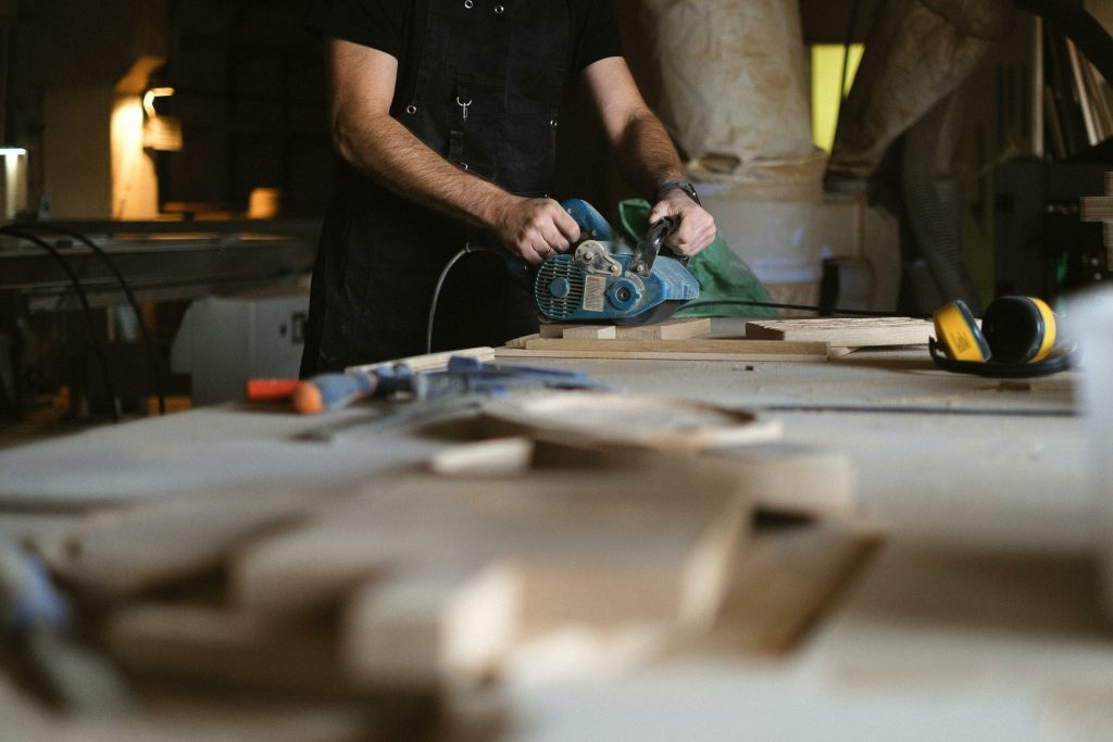 Famos: Povestea unei Fabrici cu Tradiție din România și Impactul Concurenței Asupra Industriei Mobilei