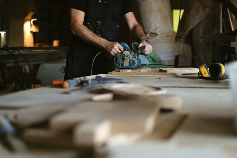 Famos: Povestea unei Fabrici cu Tradiție din România și Impactul Concurenței Asupra Industriei Mobilei
