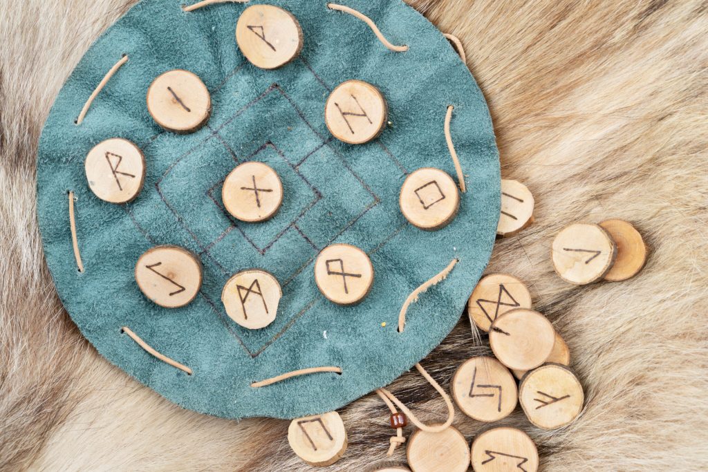Pericolele Generozității: Analiza Horoscopului Rune pentru 5 Mai 2026
