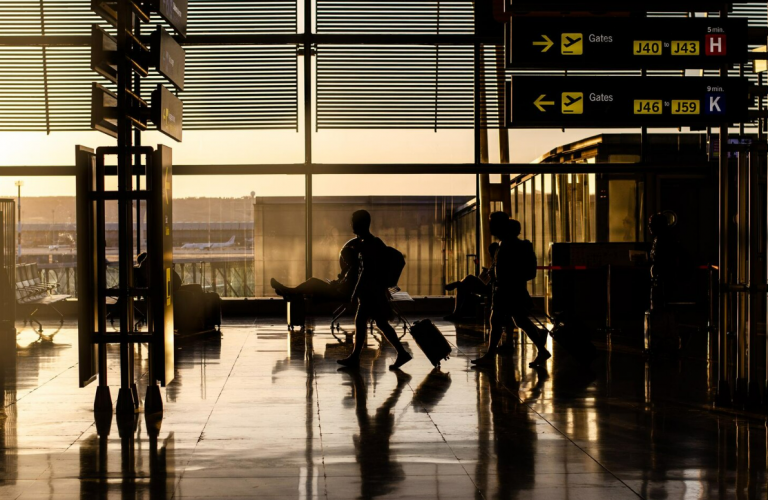 Revenirea Românilor în Țară: O Analiză Detaliată a Fenomenului și Impactul Asupra Societății